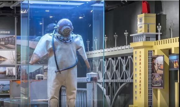 保存在橋梁博物館中的“水下尖兵”穿的重潛服 保存在橋梁博物館中的“水下尖兵”穿的重潛服