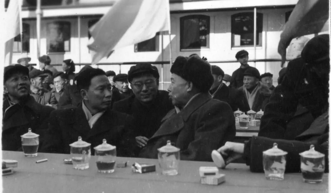 1960年1月18日，南京長江大橋正式開工。（左起惠浴宇、彭敏、彭沖）